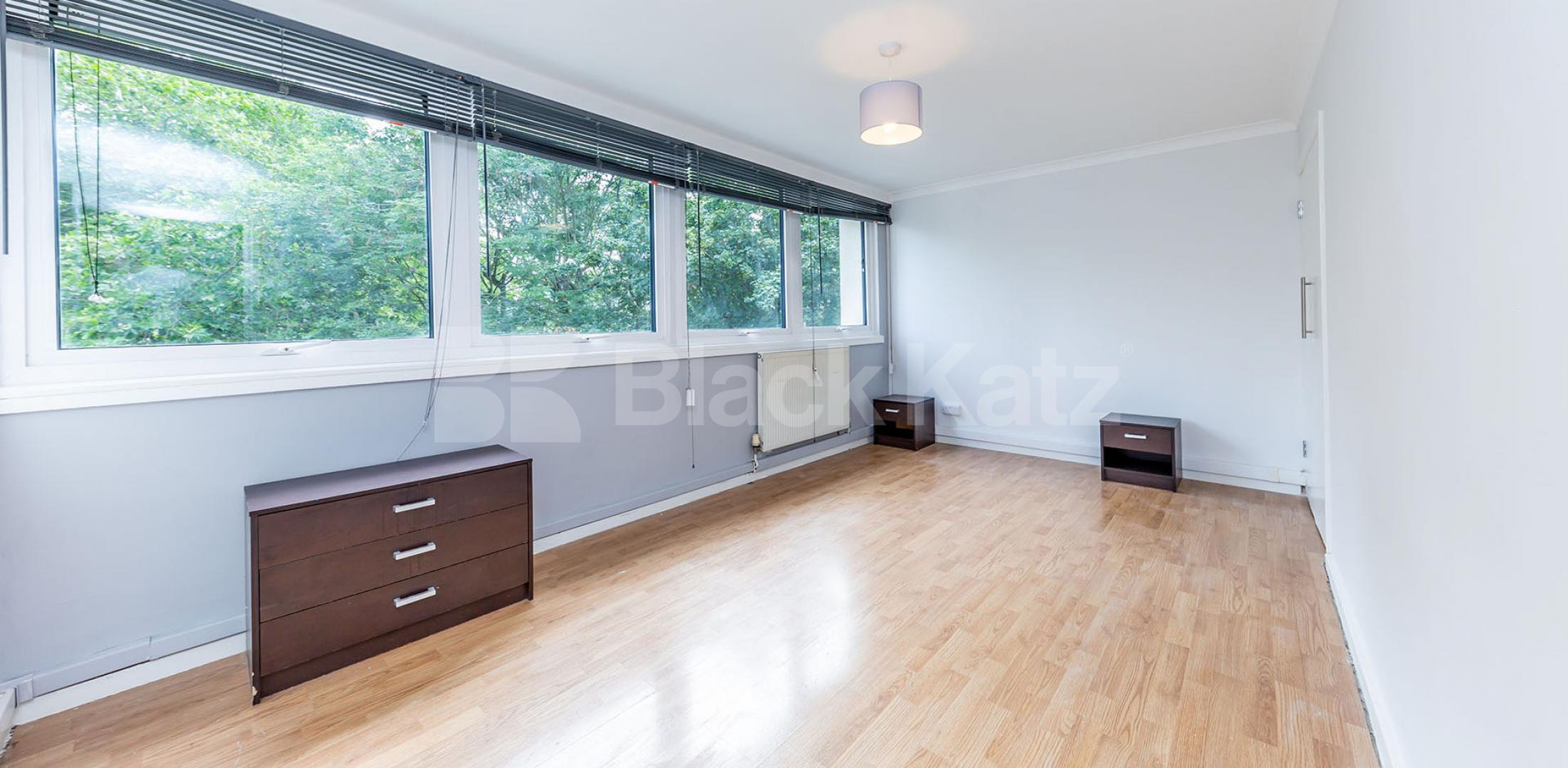 			LARGE 2 / 3 BED IN CAMDEN, 3 Bedroom, 1 bath, 1 reception Flat			 Malden Crescent, Kentish Town / Camden